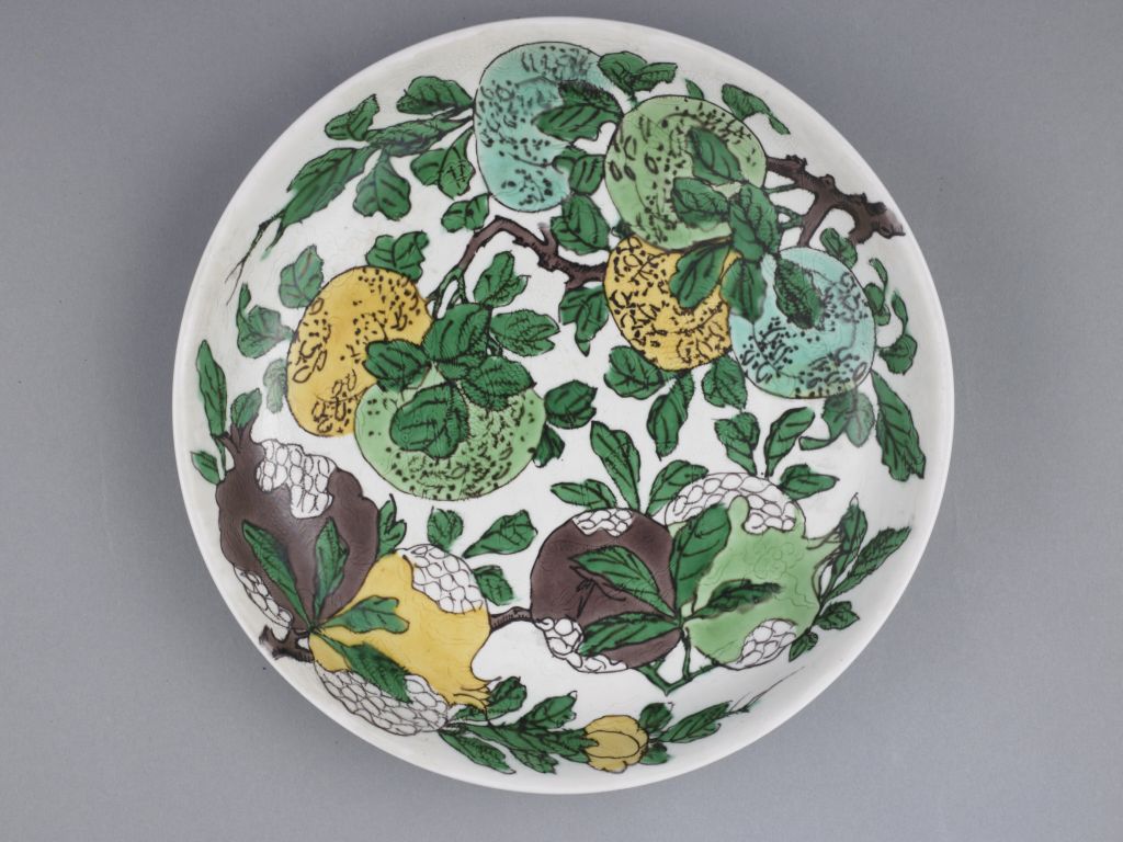 图片[2]-Plain tricolor dark flower Yunlong flower and fruit pattern plate-China Archive